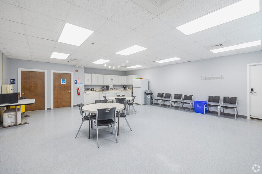 More Photos Of 5935 Rivers Ave, North Charleston Showroom For Lease