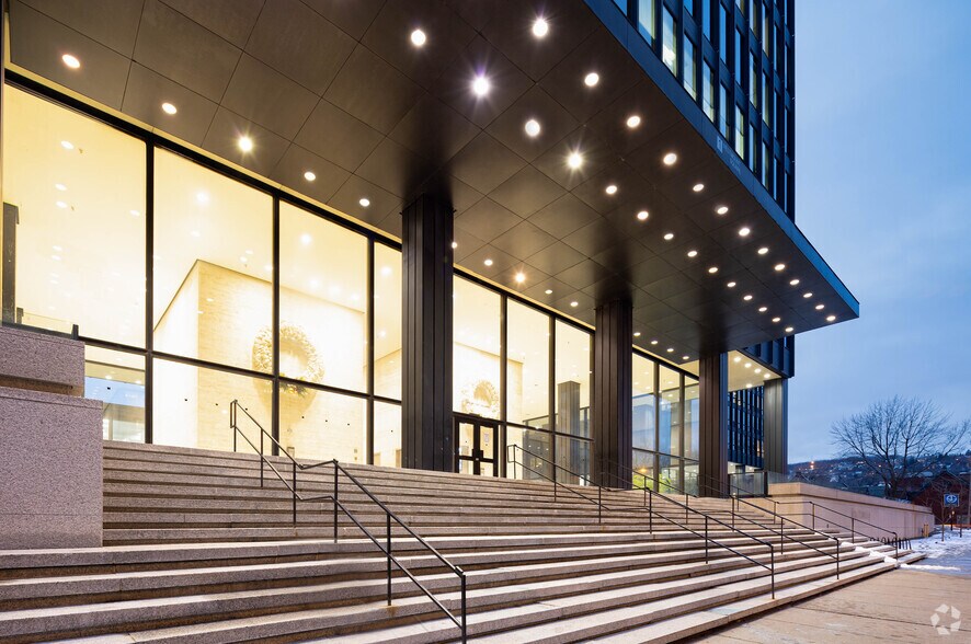 More Photos Of 1 Car Westmount, Westmount Office For Lease