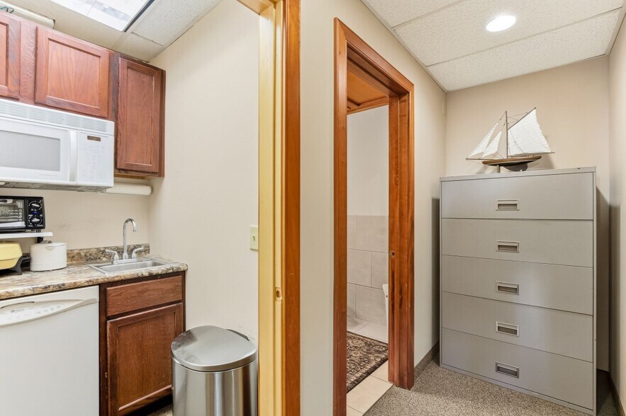 More Photos Of 3825 Lake Elmo Ave N, Lake Elmo Research And Development For Lease