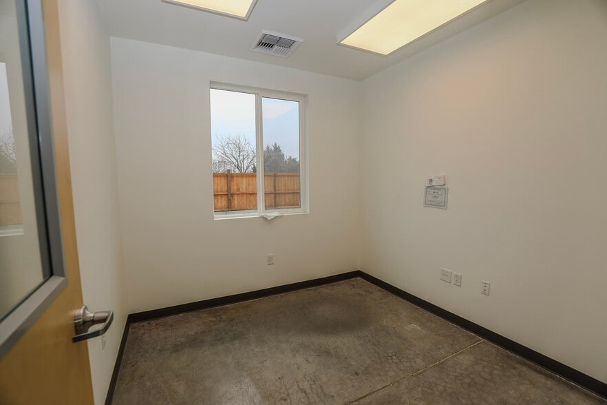 More Photos Of 135 NE Mill St, Grants Pass Storefront For Sale