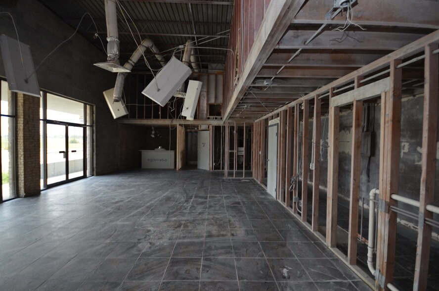 More Photos Of 1823 N Frontage Rd, Beeville Office For Sale