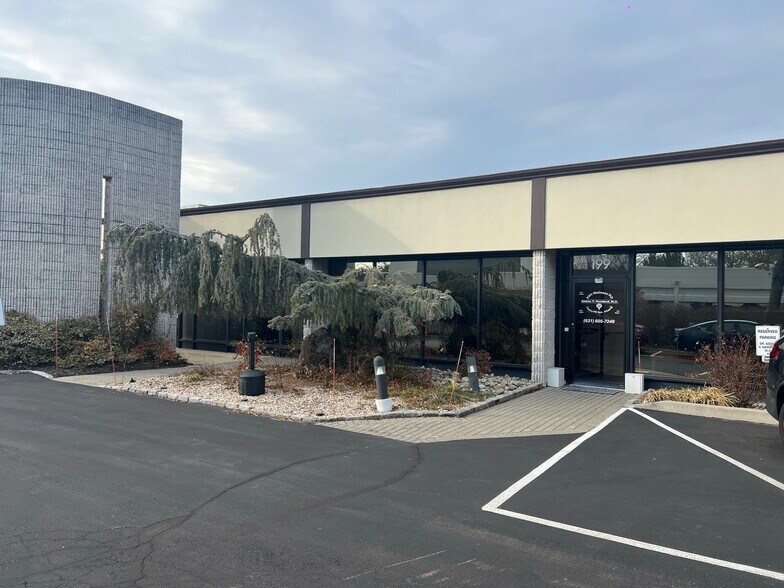 More Photos Of 185-205 Froehlich Farm Blvd, Woodbury Medical For Lease