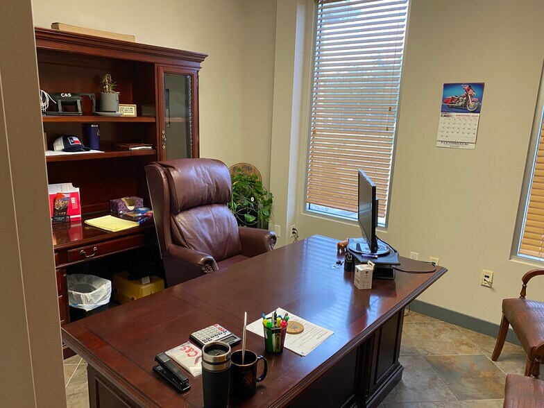 More Photos Of 1105 N Main St, Highlands Warehouse For Lease