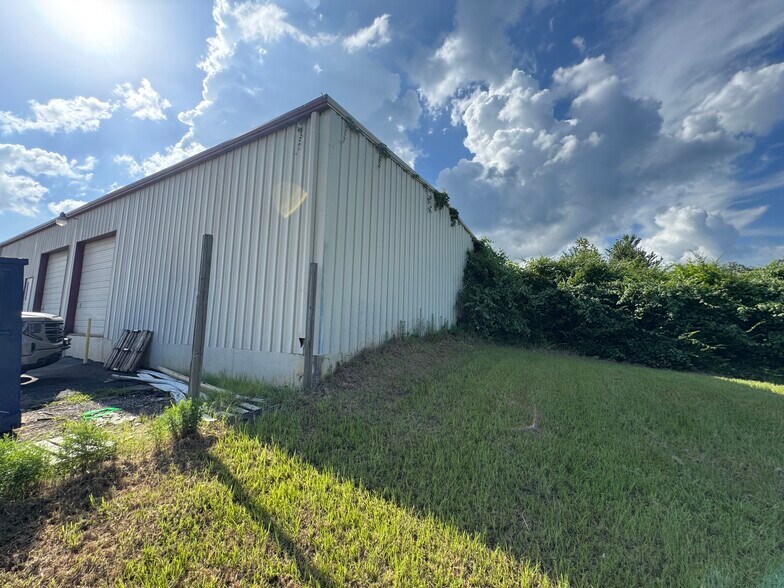 More Photos Of 1900 Crockett Rd, Palestine Storefront For Sale