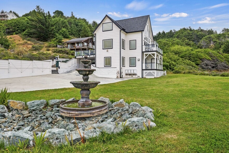 More Photos Of 266 Dolphin Dr, Whitethorn Hotel For Sale