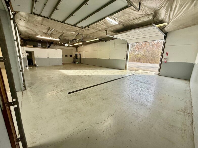 More Photos Of 702-708 Congress Park dr, Washington Township Warehouse For Lease