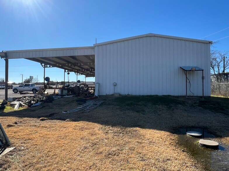 More Photos Of 3226 N Main St, Cleburne Warehouse For Lease