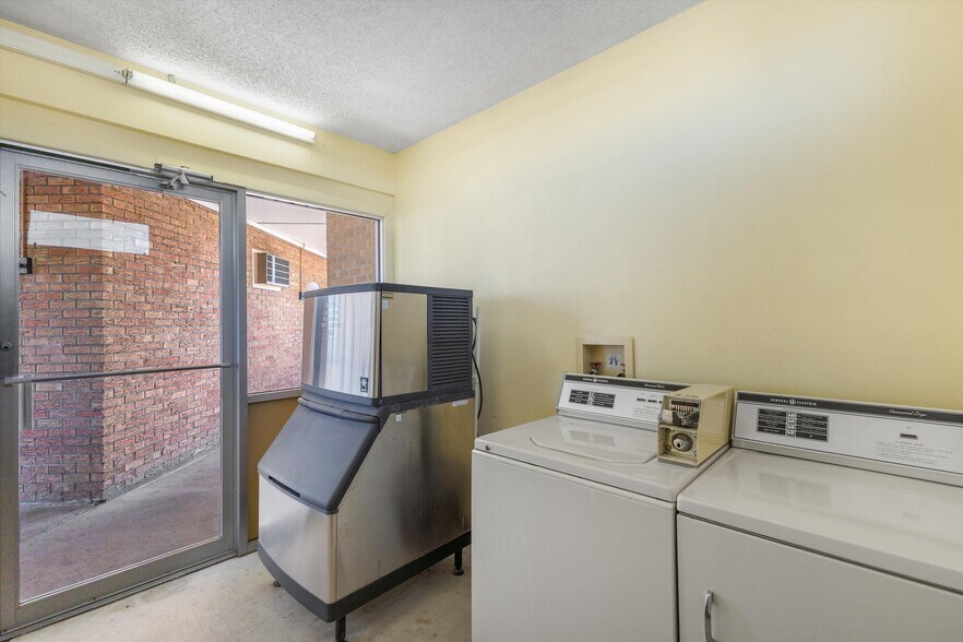 More Photos Of 1354 S 2nd St, Raton Hotel For Sale