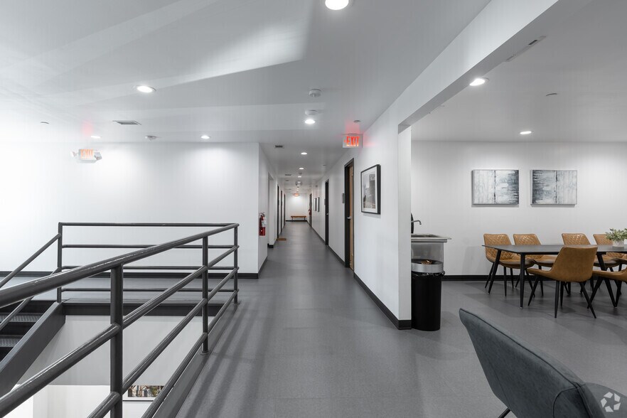 More Photos Of 2910 S Beckley Ave, Dallas Storefront Retail Office For Sale