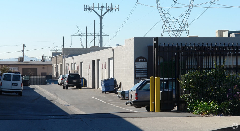 More Photos Of 11750-11754 Roscoe Blvd, Sun Valley Warehouse For Lease