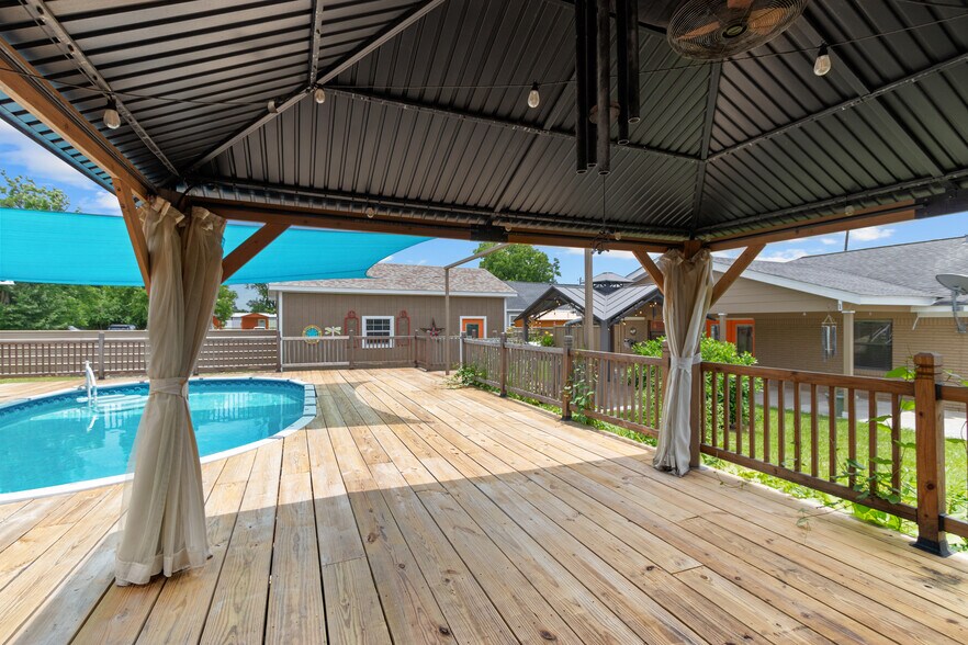 More Photos Of 16815 Avenue A, Channelview Truck Terminal For Sale