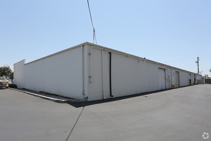More Photos Of 2165 S DuPont Dr, Anaheim Warehouse For Lease