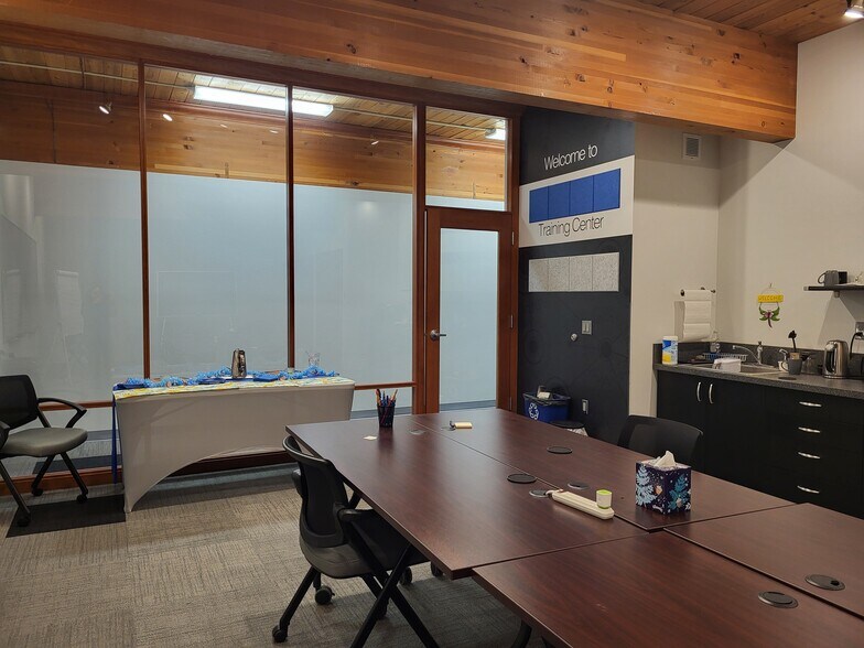 More Photos Of 555 Conger St, Eugene Flex For Sale