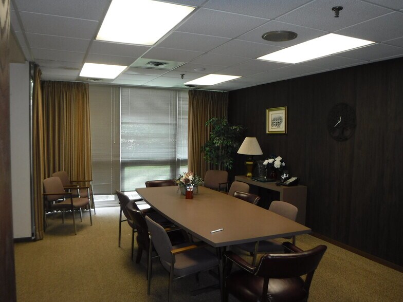 More Photos Of 4203 Curliss Ln, Batavia Office For Sale