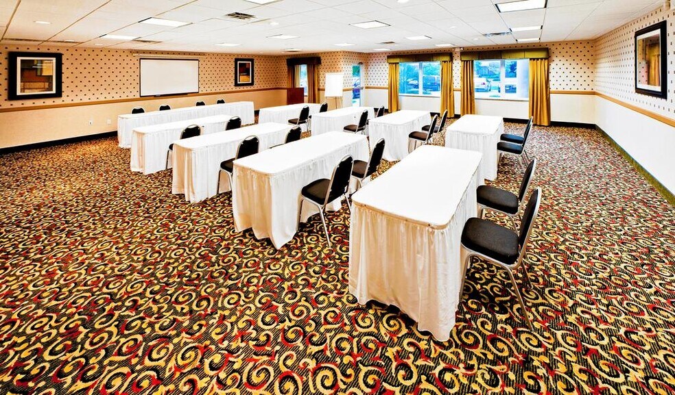 More Photos Of 1323 E King Ave, Kingsland Hotel For Sale