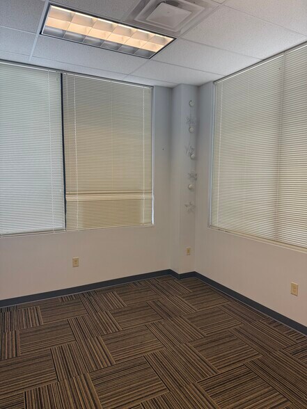 More Photos Of 5650 Bardstown Rd, Louisville Office For Lease