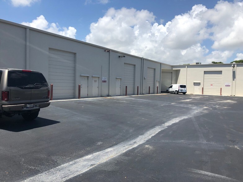 More Photos Of 3600 S Congress Ave, Boynton Beach Showroom For Lease