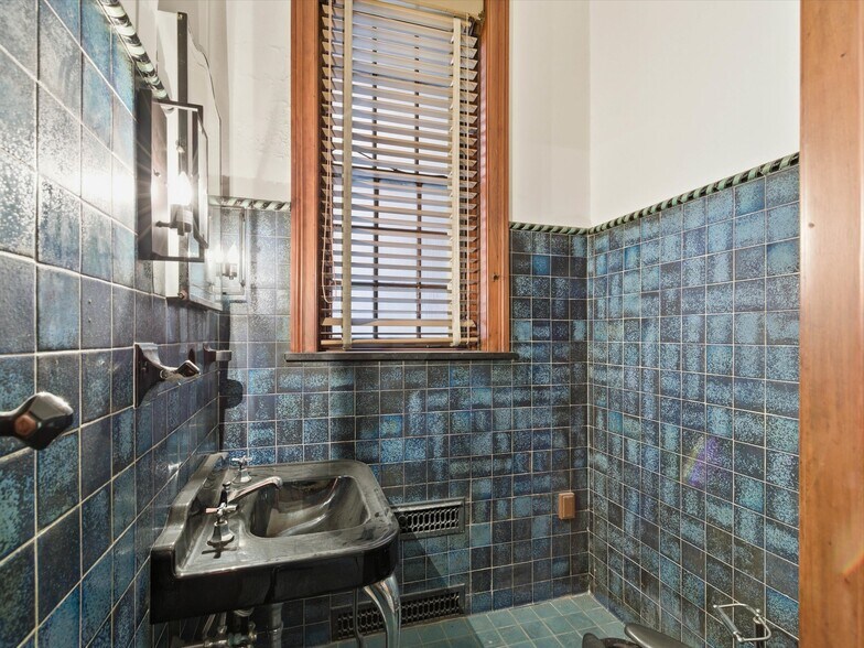 More Photos Of 121-123 E King St, Lancaster Office Residential For Sale