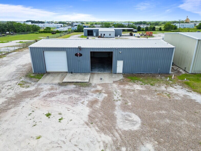 More Photos Of 2404 N US Highway 281, Alice Flex For Lease