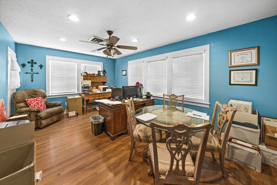 More Photos Of 209 S Main St, Lindale Loft Creative Space For Sale