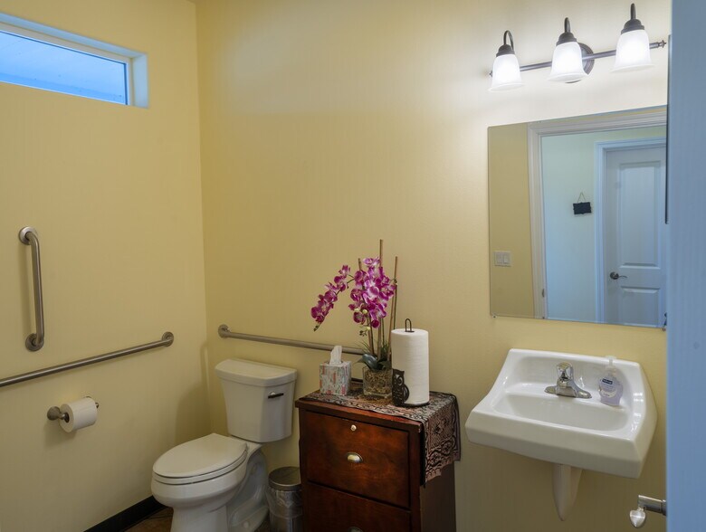 More Photos Of 660 N 7th Ave, Sequim Veterinarian Kennel For Sale