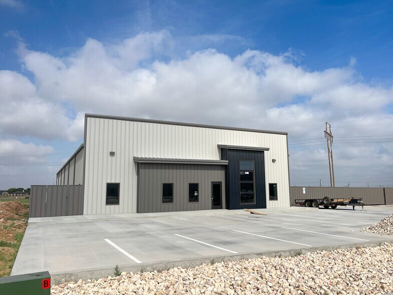 More Photos Of 6704 Yonkers Avenue, Lubbock Showroom For Sale