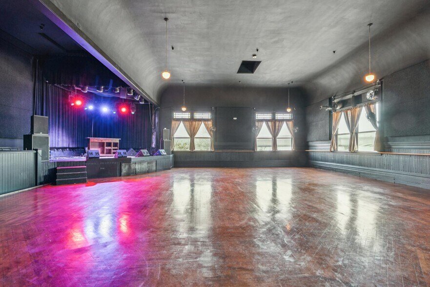 More Photos Of 645 W Grand Ave, Oakland Bar For Sale