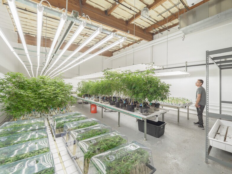 More Photos Of 630 SW Walnut St, Hillsboro Warehouse For Sale