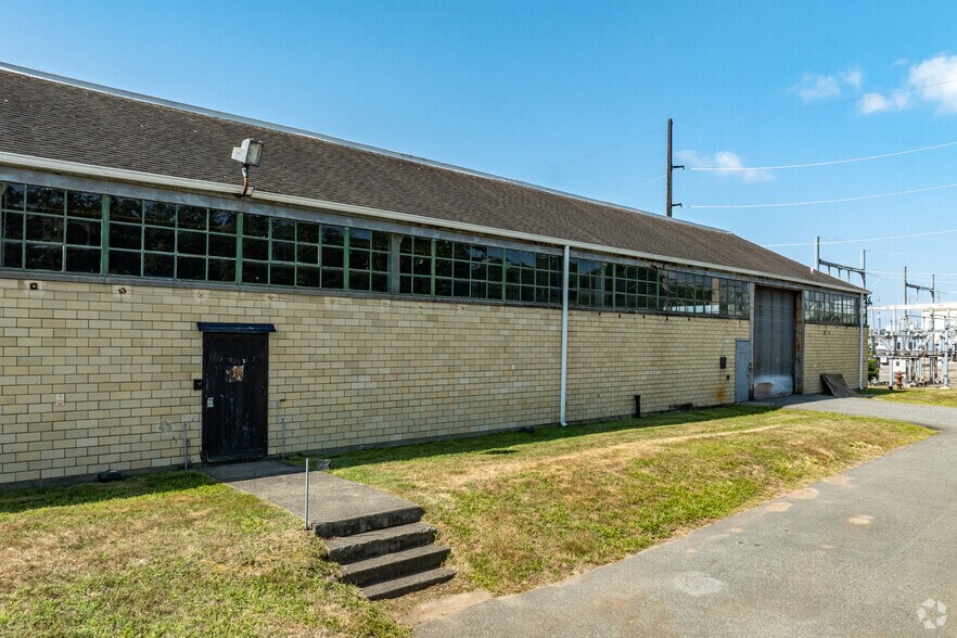 More Photos Of 19-05 Nevins Rd, Fair Lawn Warehouse For Lease