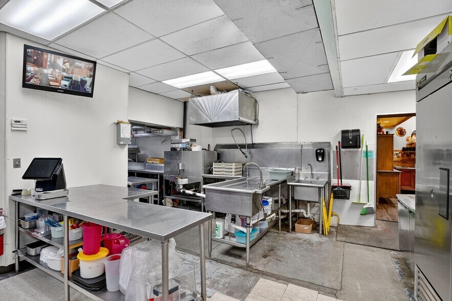 More Photos Of 550 McKeesport Rd, Elizabeth Freestanding For Sale