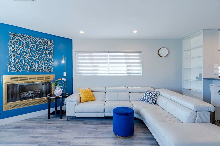 More Photos Of 2011 Ocean Front Walk, Venice Restaurant For Sale