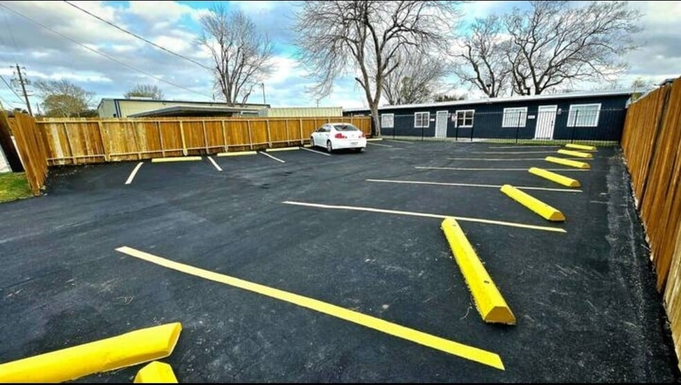 More Photos Of 905 E Fayle Ave, Baytown Apartments For Sale