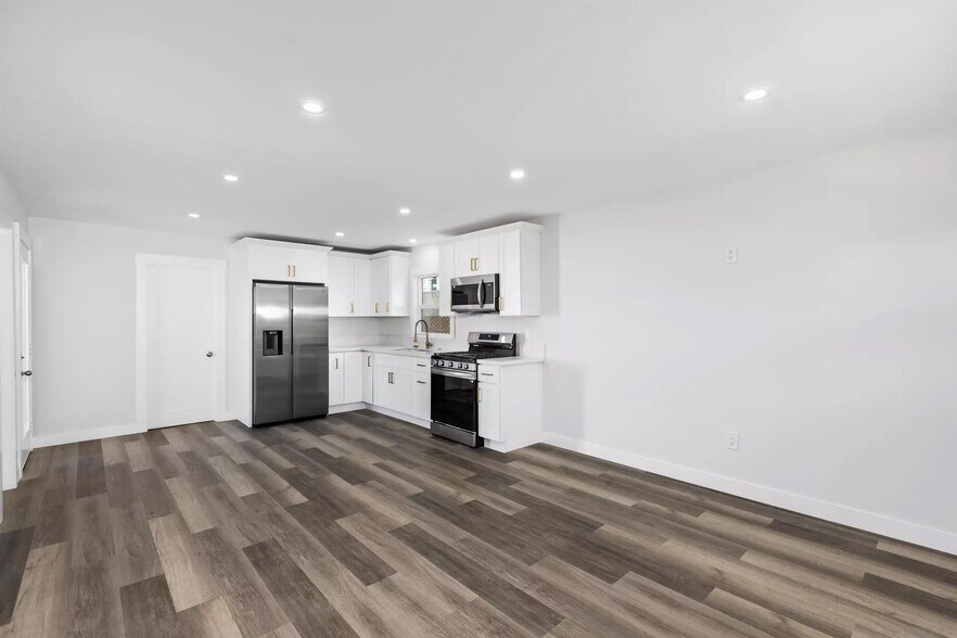 More Photos Of 2740-2742 Main St, San Diego Contractor Storage Yard For Sale