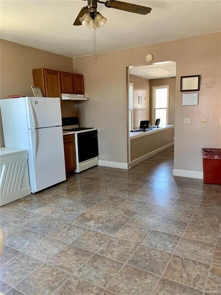 More Photos Of 111 S 10th St, Hannibal Office For Sale