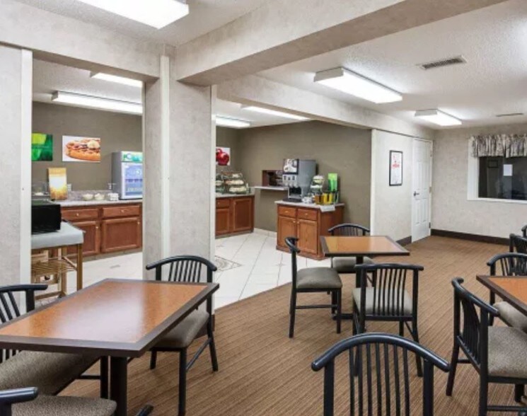 More Photos Of 2008 Avenue F NW, Childress Hotel For Sale