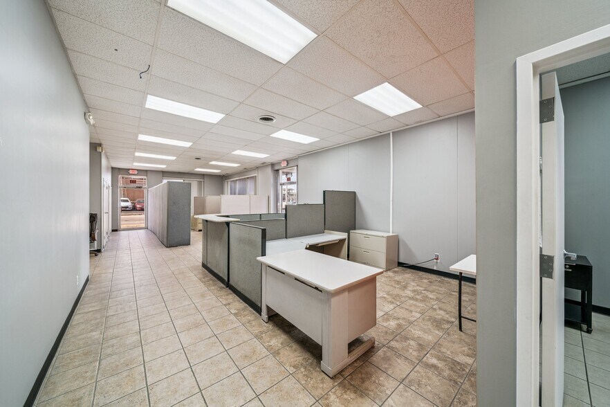 More Photos Of 8118 E 44th St, Tulsa Warehouse For Lease