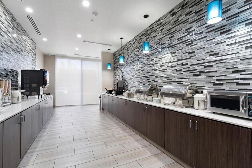 More Photos Of 465 S 100 E, Kanab Hospitality For Sale