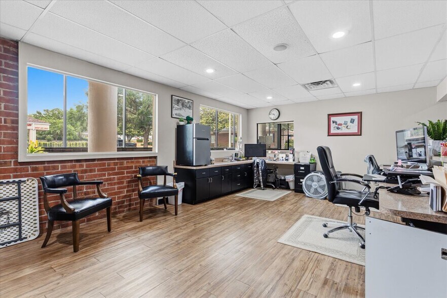 More Photos Of 15043 Main St, Alachua Showroom For Sale