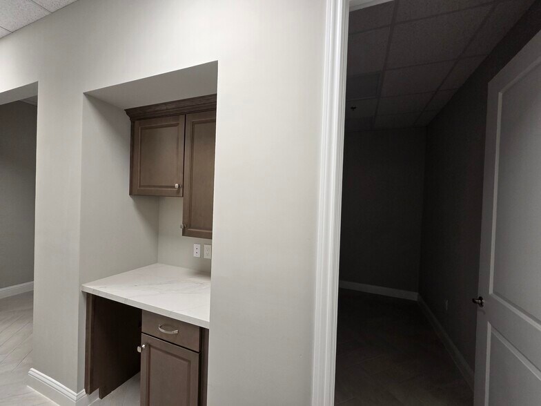 More Photos Of 1925 Pearland Pky, Pearland Storefront For Lease