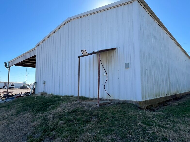More Photos Of 3226 N Main St, Cleburne Warehouse For Lease