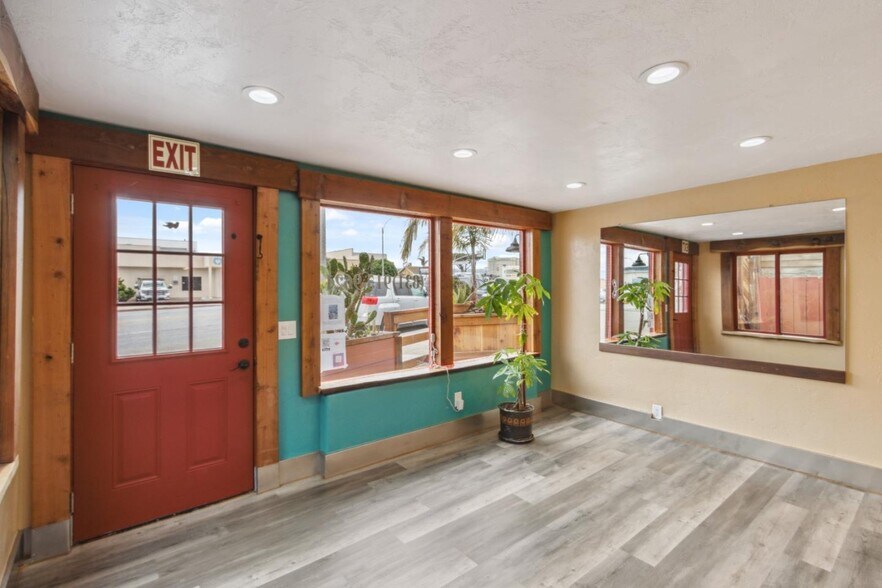 More Photos Of 1637 Del Monte Blvd, Seaside Storefront For Sale