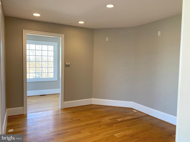 More Photos Of 170 W Main St, Purcellville Office Residential For Lease