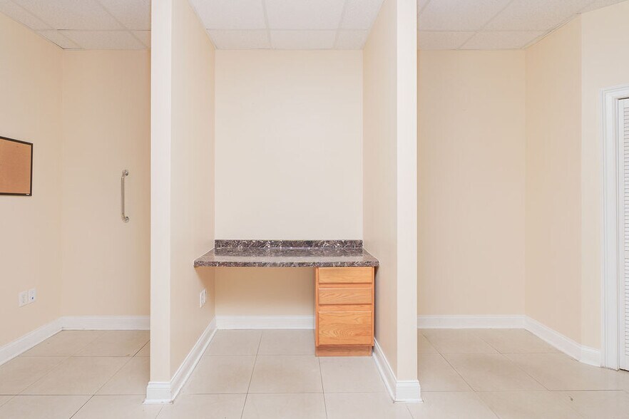 More Photos Of 1779-1783 S Kings Ave, Brandon Medical For Lease