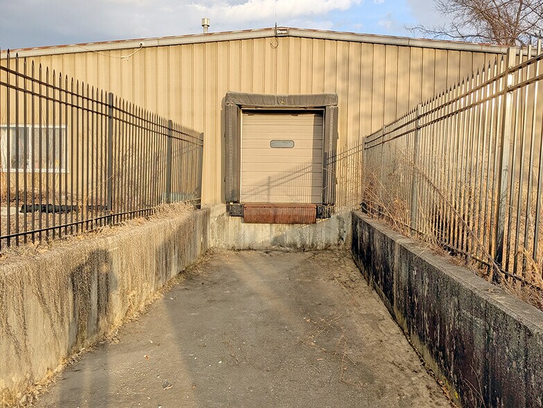 More Photos Of 900 S 45th St, Mount Vernon Flex For Lease