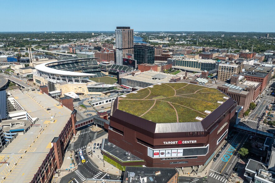 More Photos Of 700 Hennepin Ave, Minneapolis General Retail For Sale