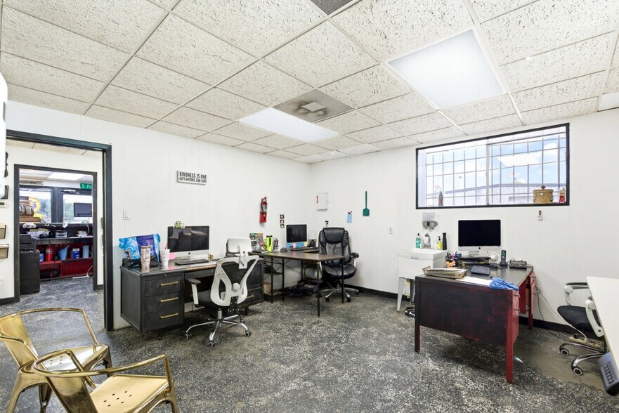 More Photos Of 413 Center St, Deer Park Industrial For Lease