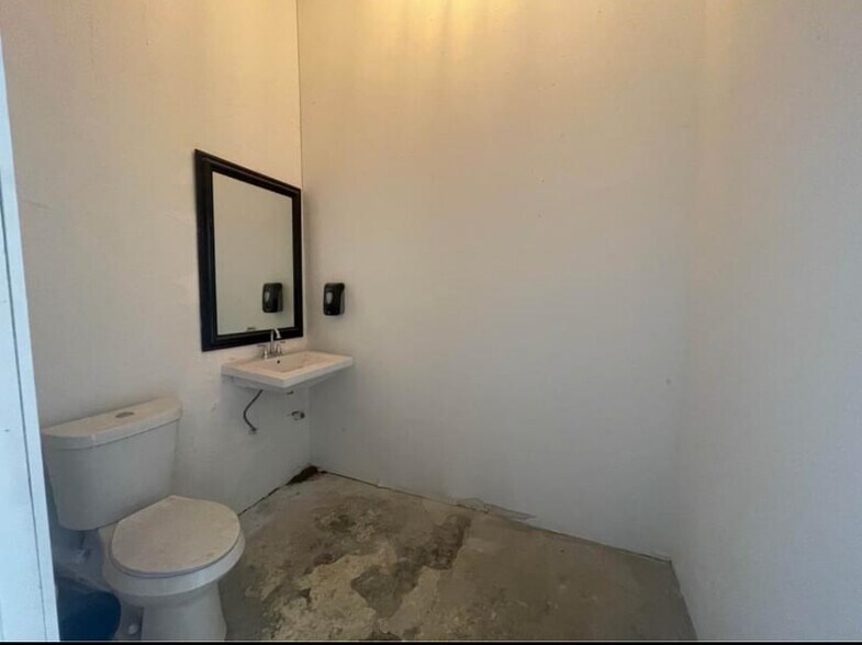 More Photos Of 876 Cape Coral Pky E, Cape Coral Freestanding For Lease