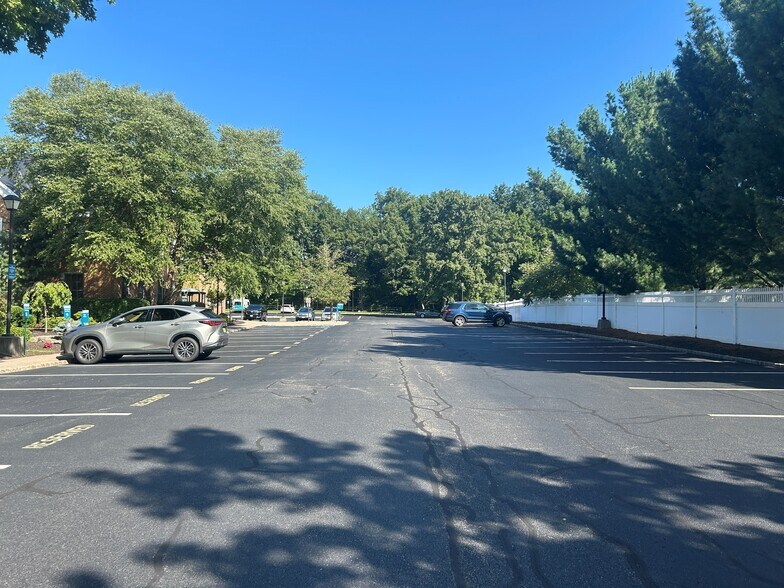 More Photos Of 250 Oak Ridge Rd, Oak Ridge Medical For Sale