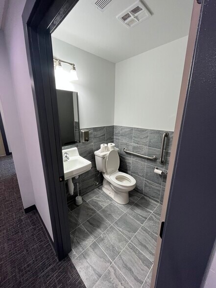 More Photos Of 1001 Cliff Rd E, Burnsville Warehouse For Lease