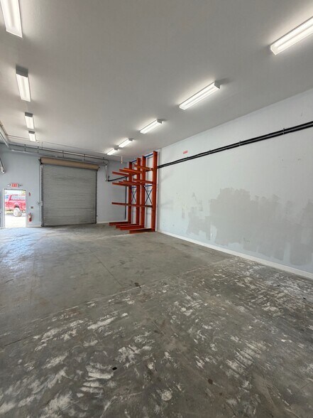 More Photos Of 10650 Metro Pky, Fort Myers Showroom For Lease